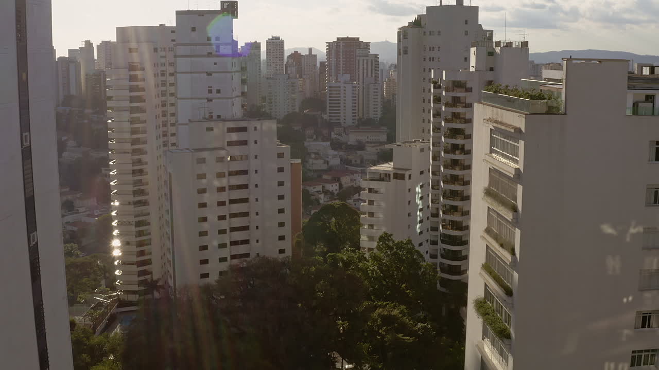 toma aérea de drones del paisaje urbano de una gran metrópolis que pasa a través de grandes edificios en la ciudad de sao paulo, brasil, dolly in