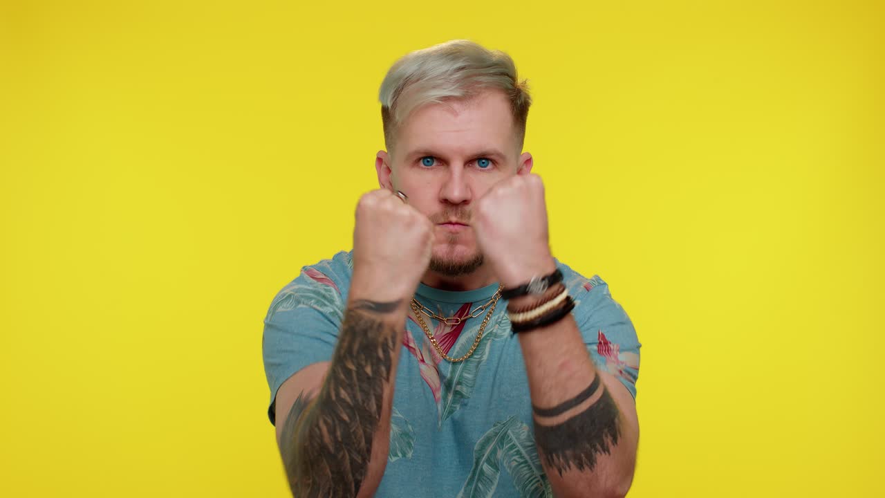 공격적인 분노한 남자가 카메라 앞에서 싸우려고, 주먹을 흔들고, 표정으로 권투하고, 처벌하고