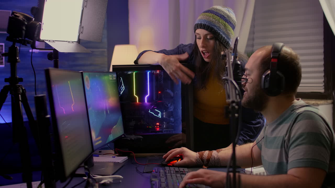 vista lateral de una pareja de streamers profesionales realizando videojuegos en línea