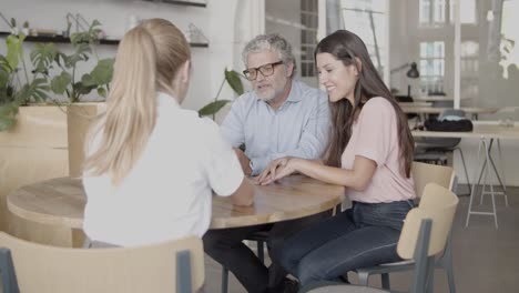 gerente senior charlando con jóvenes empresarias