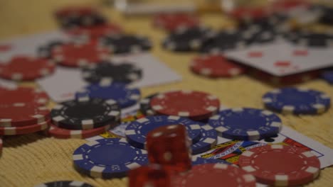jugando dados y cartas en una fiesta