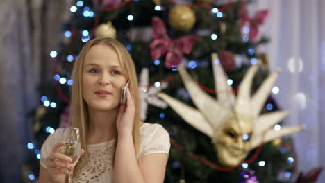 Blond-woman-smiling-and-drinking-champagne