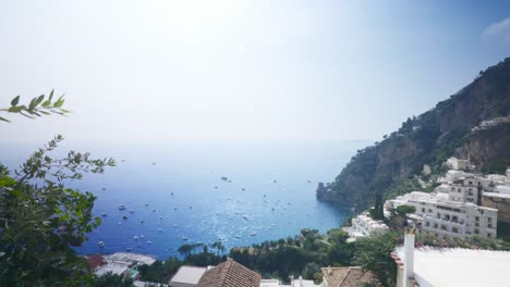 Con-Vistas-Al-Campo-De-La-Ciudad-Desde-El-Acantilado-|-Positano-Italia-Escénico-Verano-Acantilado-Inmersivo-Viajes-Turismo-Ladera-De-La-Montaña,-Europa,-Caminar,-Tembloroso,-4k