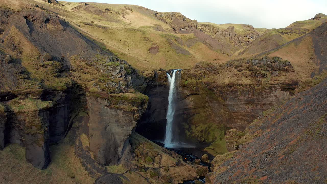 cascada montañosa en medio de un paisaje rocoso, atracción en islandia