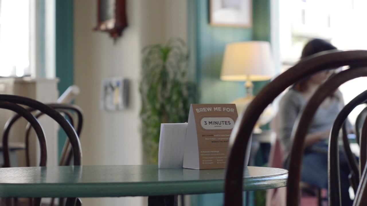 트렌디한 카페에서 테이블, 의자, 고객을 가로지르는 느린 패닝 샷 | 미식 커피 하우스 | 시네마틱 24fps로 hd로 촬영