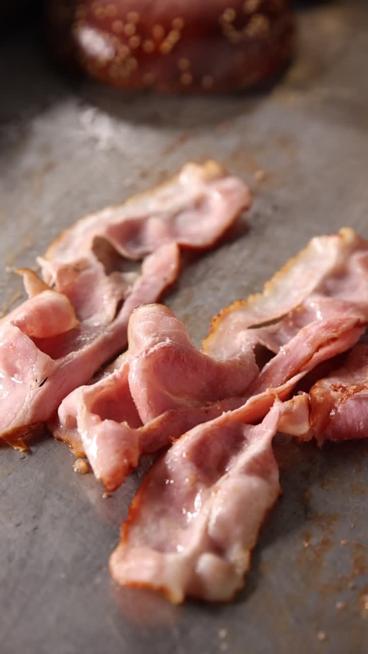Croccanti fette di bacon che sfrigolano su una piastra calda