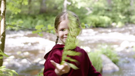 Niña-Feliz-En-El-Río