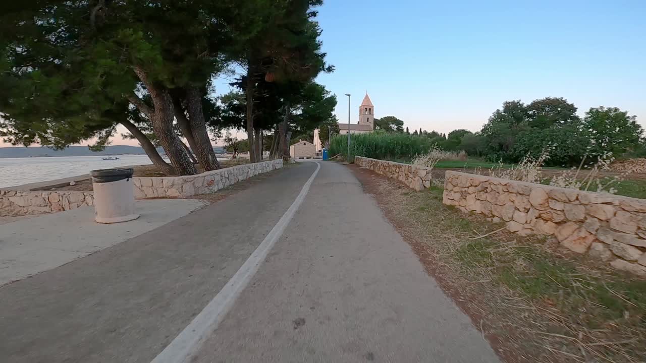 paseo costero pov en una carretera estrecha en la isla pašman en croacia