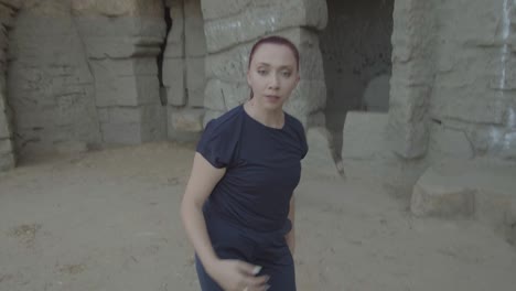 Mujer-Joven-Y-Bonita-Con-El-Pelo-Largo-Y-Rojo-Arremolinándose-El-Pelo-En-Danza-Interpretativa