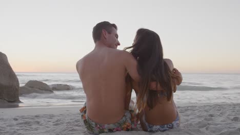 Pareja-De-Adultos-Jóvenes-Relajándose-En-La-Playa