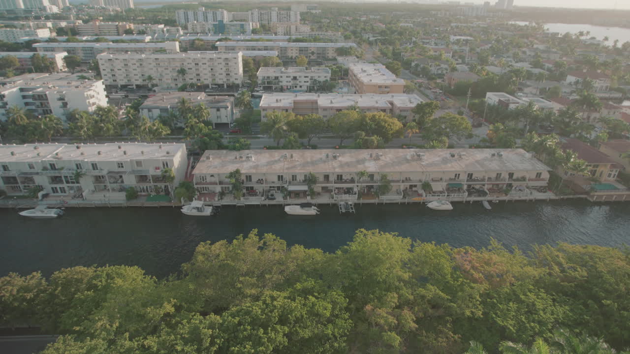 роскошные здания авентуры в майами на закате у пристани для яхт 006