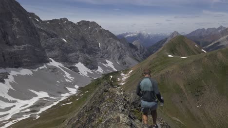 Wanderer-Auf-Bergrücken-Gehen-Vorsichtig-Rockies-Kananaskis-Alberta-Kanada