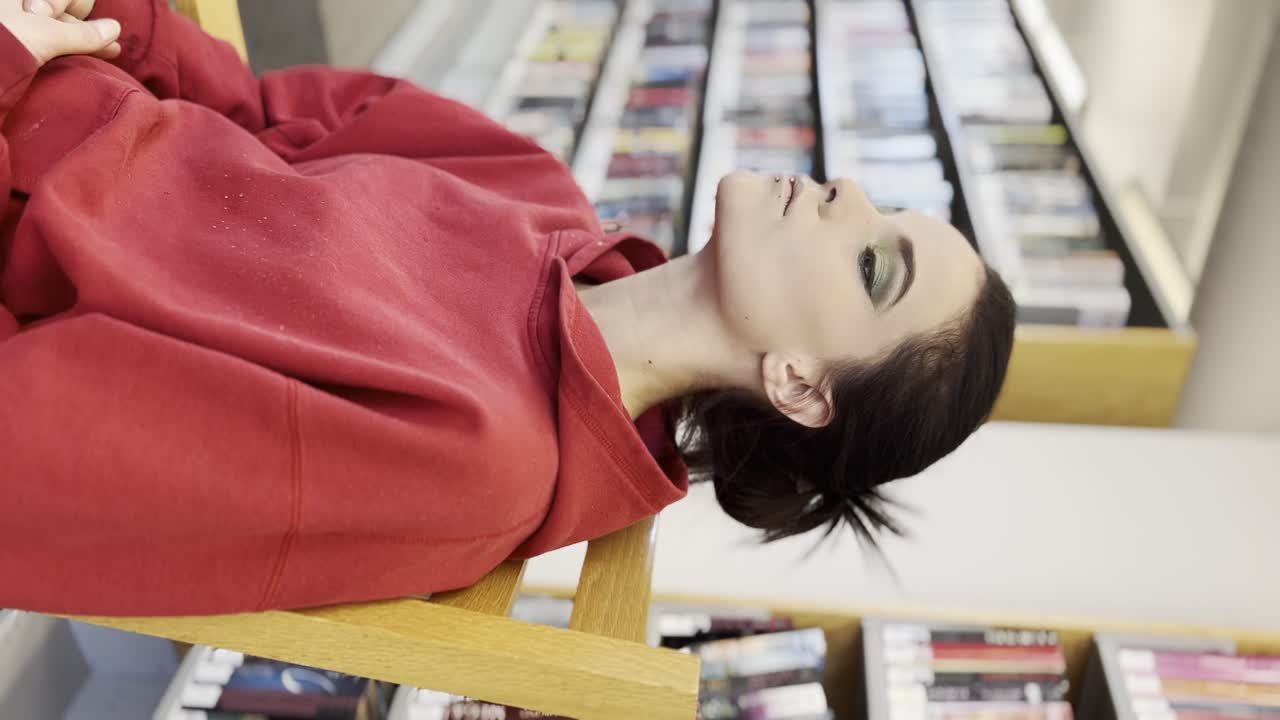 mujeres de cabello oscuro maquillándose - video vertical