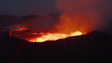 Hochwinkelansicht-Des-Aktiven-Vulkans.-Erstaunliche-Aussicht-Auf-Magma,-Das-In-Die-Höhe-über-Der-Oberfläche-Spritzt.-Lange-Ströme-Geschmolzener-Lava-Im-Hintergrund.-Fagradalsfjall-Vulkan.-Island,-2021