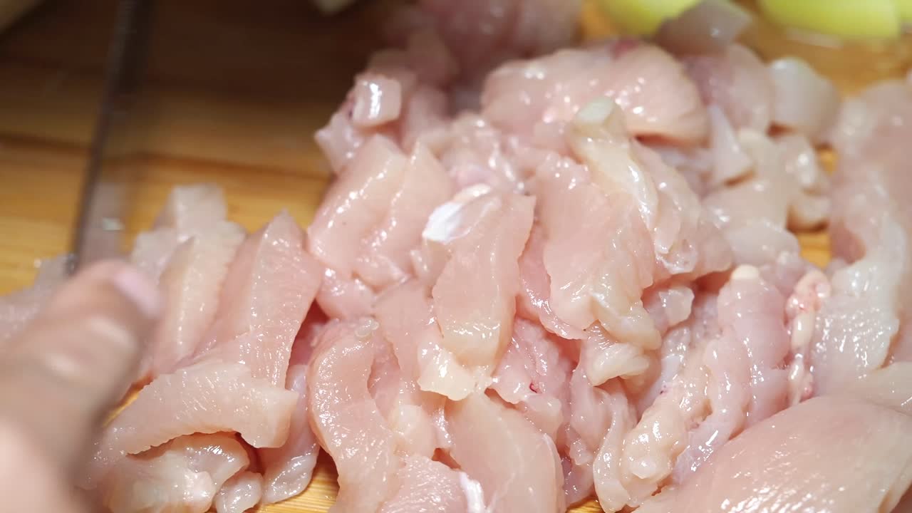 corte de pecho de pollo crudo