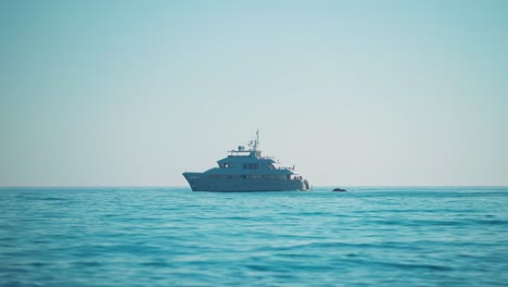 Luxusyacht-Auf-Dem-Mittelmeer-In-Zeitlupe