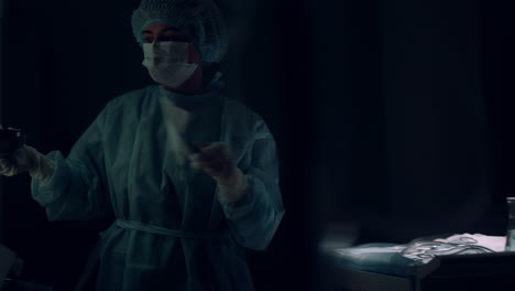 enfermera ayudante de cirujano que sostiene instrumentos quirúrgicos en la sala de la clínica.