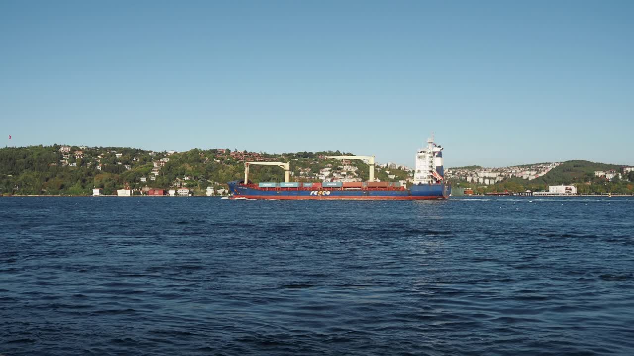 buque de carga que navega en el estrecho del bósforo