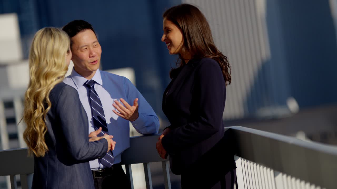 옥상에서 전문적인 다민족 비즈니스 팀 회의