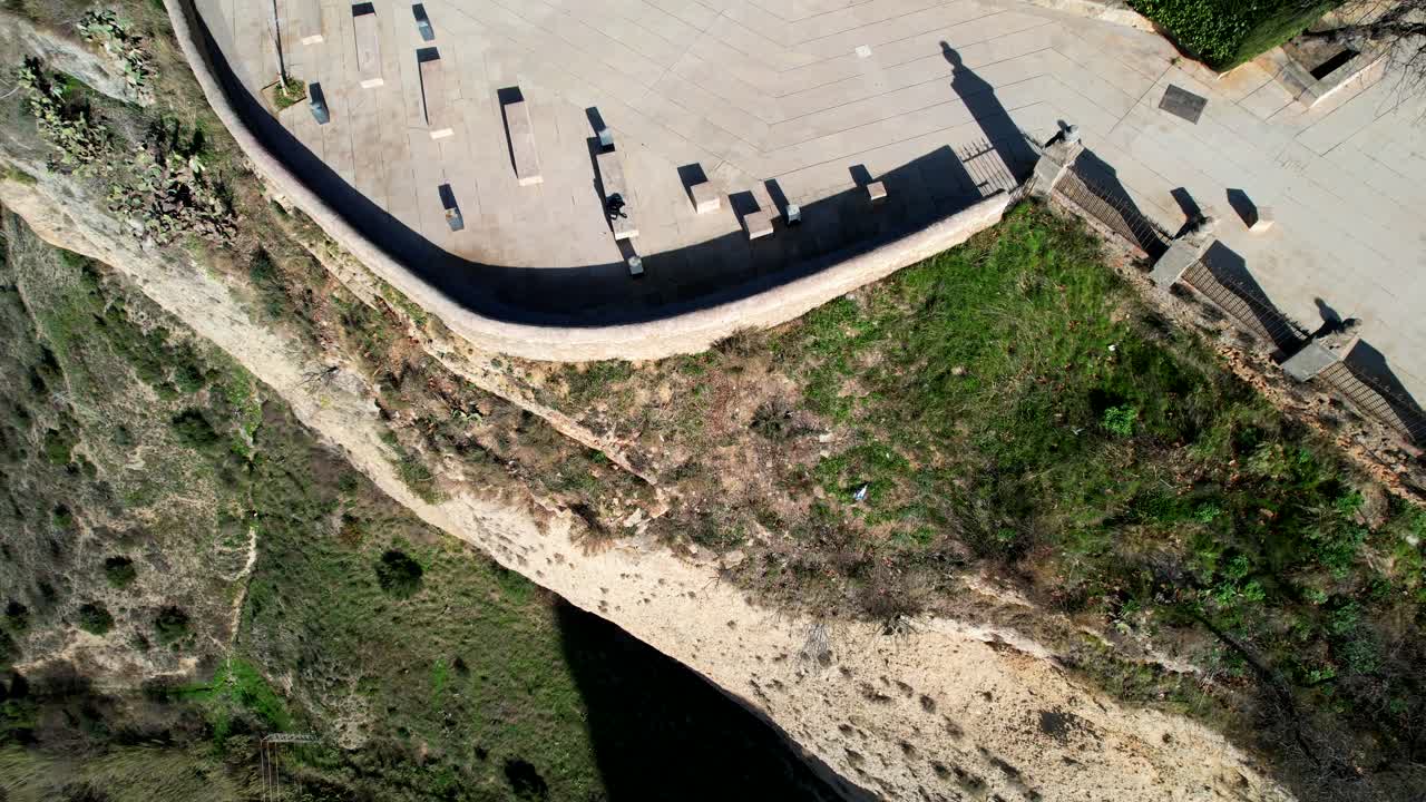el retroceso aéreo se inclina hacia arriba y revela las impresionantes casas de ronda cliffs españa.