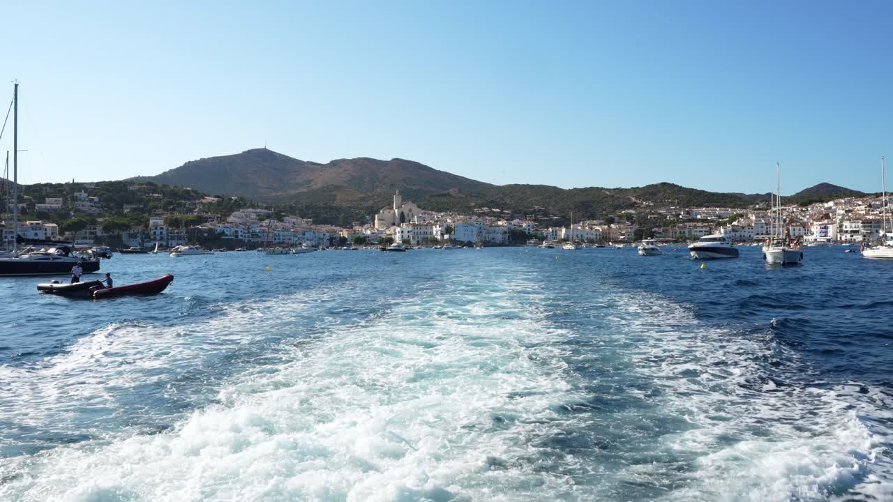 Vista di una città costiera dal mare