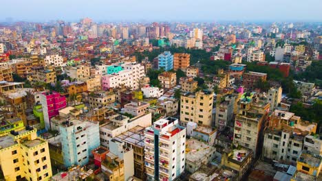 Vista-Aérea-Descendiendo-A-La-Colorida-Mega-Ciudad-De-Dhaka,-Capital-De-Bangladesh