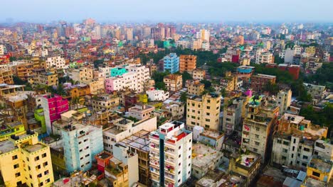 vista aérea descendiendo a la colorida mega ciudad de dhaka, capital de bangladesh