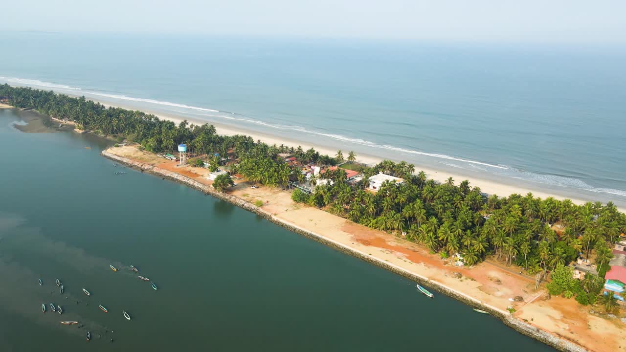 tomada aérea de un paisaje insular con aldeas bordeadas de cocos en udupi