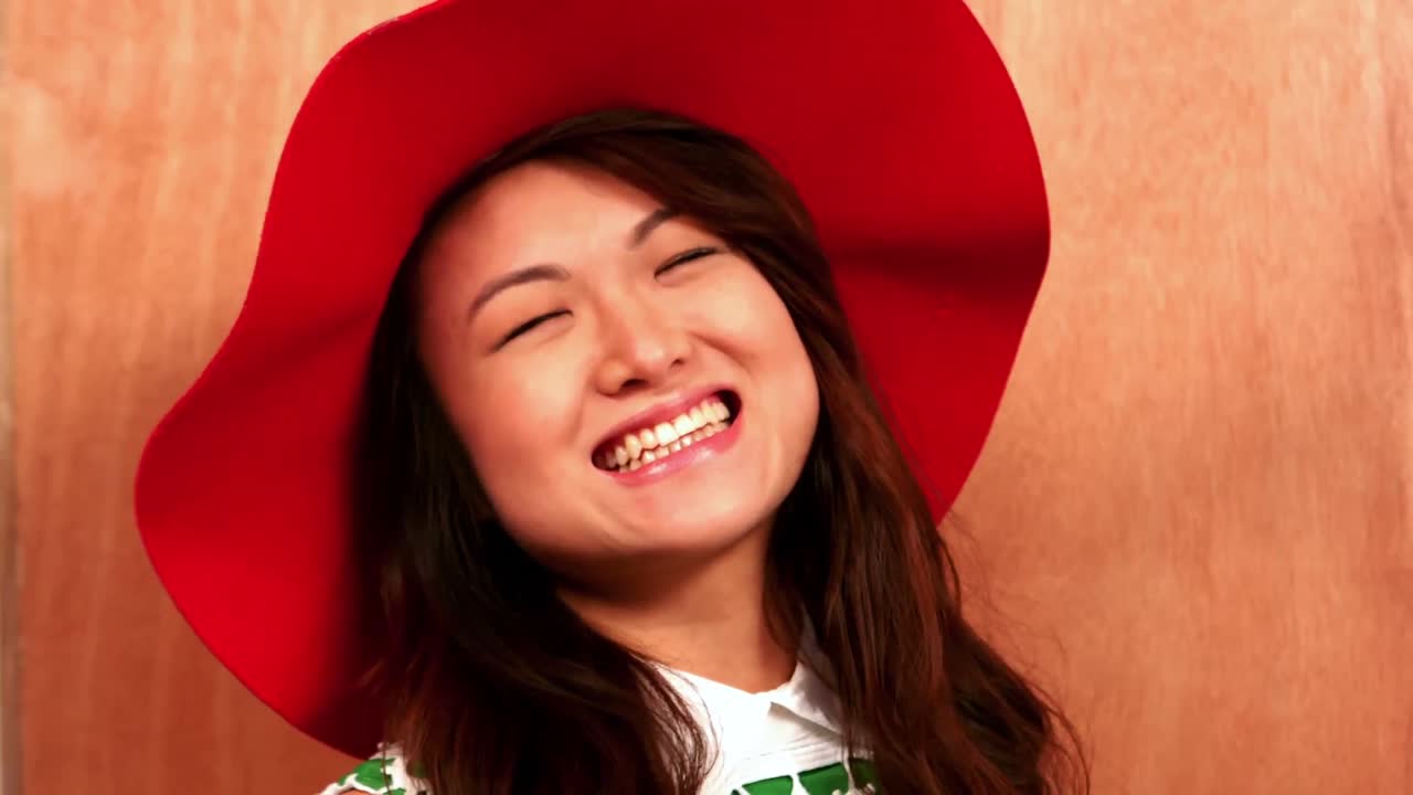 웃는 매력적인  ⁇ 스터 모자를 입고