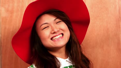 hipster sonriente y atractivo con sombrero