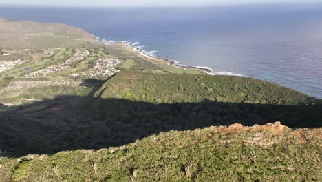 imágenes aéreas de drones hawaii kai de 60 fps del cráter de la cabeza de koko oahu hawaii al mediodía mucho sol volando sobre la montaña de la cresta y el cráter