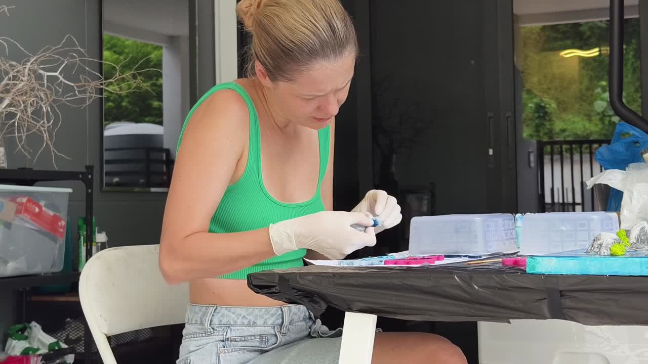 레진 예술을 만드는 여성