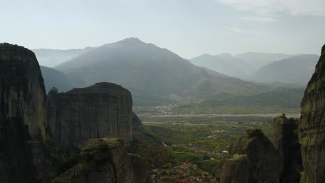 Vista-Aérea-En-Medio-De-Pilares-De-Arenisca-En-Meteora,-Grecia---Marcha-Atrás,-Inclinación,-Disparo-De-Drones