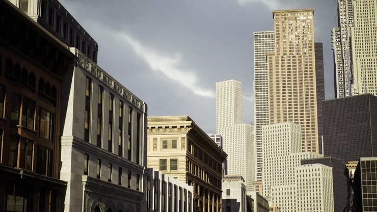 Grattacieli moderni si ergono sopra edifici storici nel paesaggio urbano.