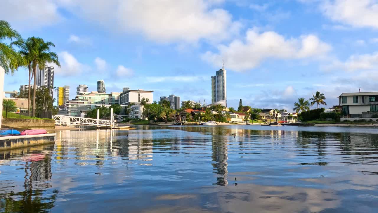 골드코스트의 수로와 스카이라인을 탐험합니다.