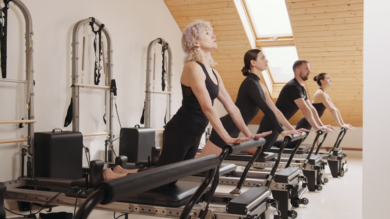 스튜디오 의 필라테스 수업