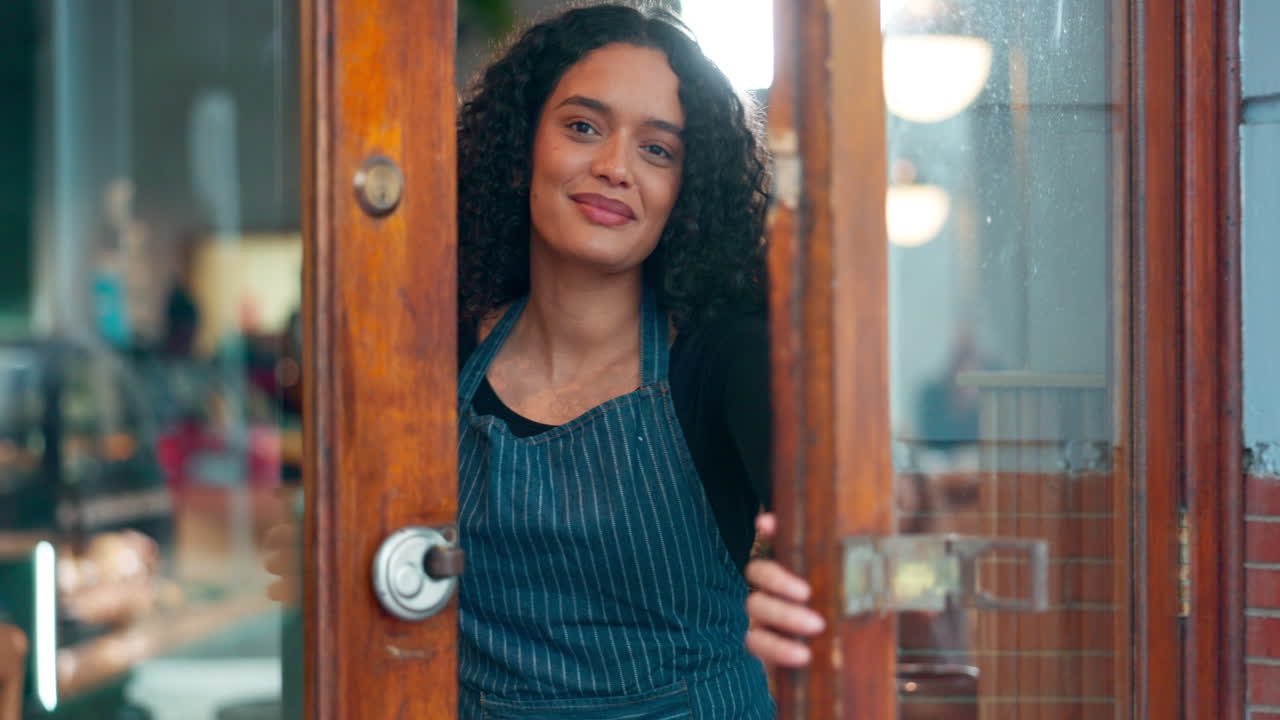 커피 문, 환영 제스처 또는 행복한 여성