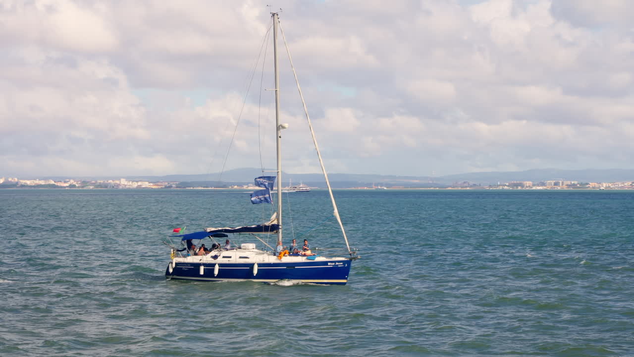 바다에서 항해하는 배