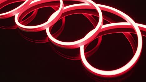 Animation-Roter-Neonlichter,-Die-Eine-Spirale-Auf-Schwarzem-Hintergrund-Bilden