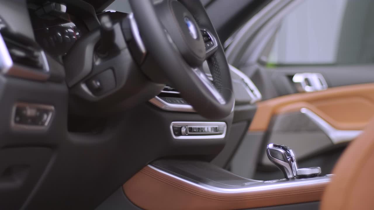 interior limpio y lujoso de un coche nuevo, con comodidades modernas y características avanzadas.