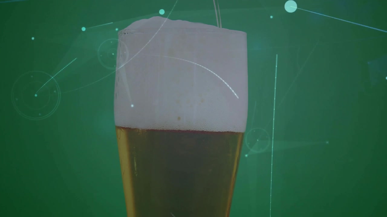 Flusso di birra che si versa in un bicchiere pilsner, nodi che orbitano e bagliore dell'obiettivo pulsante che mostra una rete.