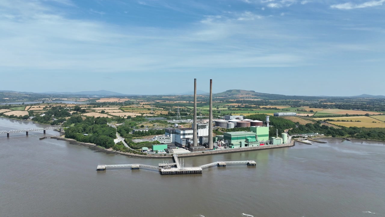Video aereo panoramico di una centrale elettrica lungo il fiume Suir nella contea di Wexford, che evidenzia la produzione di energia