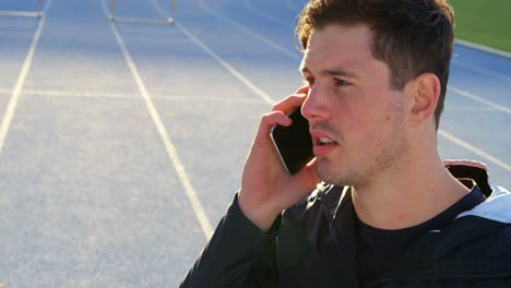 deportista discapacitado hablando por teléfono móvil 4k