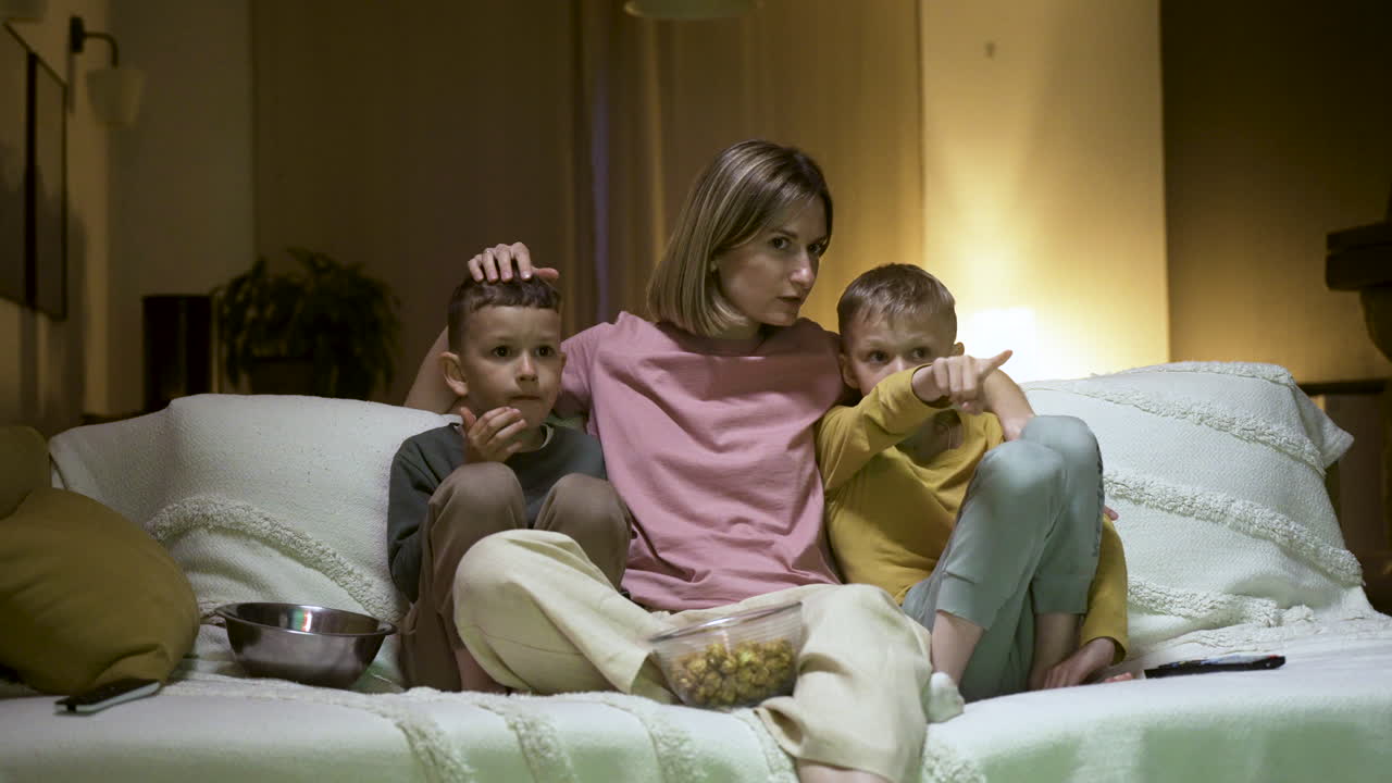 семья смотрит фильм