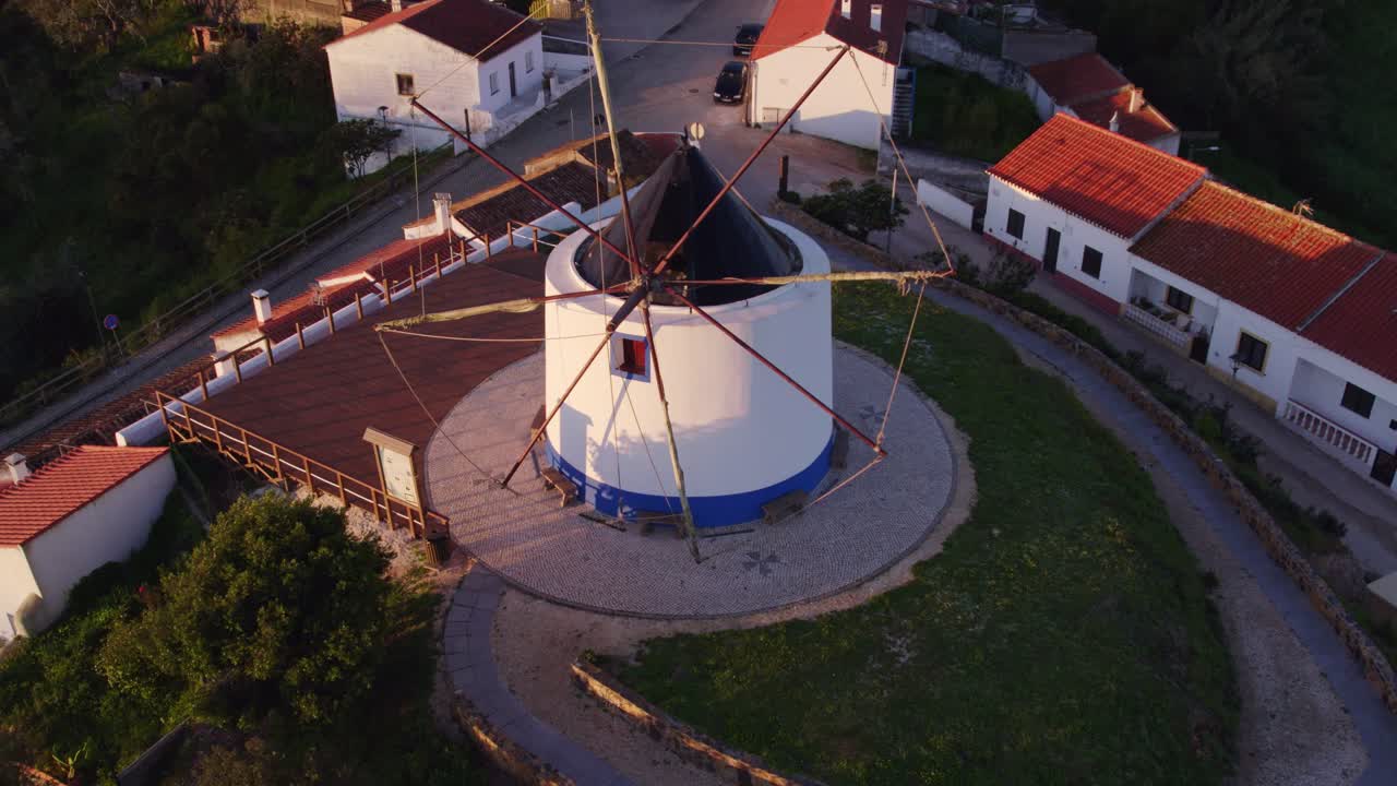 Veduta aerea di Odeceixe con mulino a vento, un villaggio tradizionale, che mostra un drammatico paesaggio storico in Portogallo