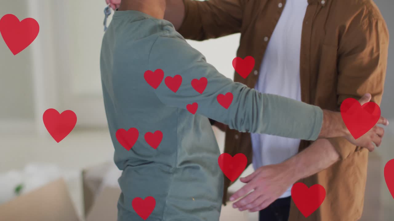 animación de iconos de corazón sobre una pareja gay diversa abrazándose