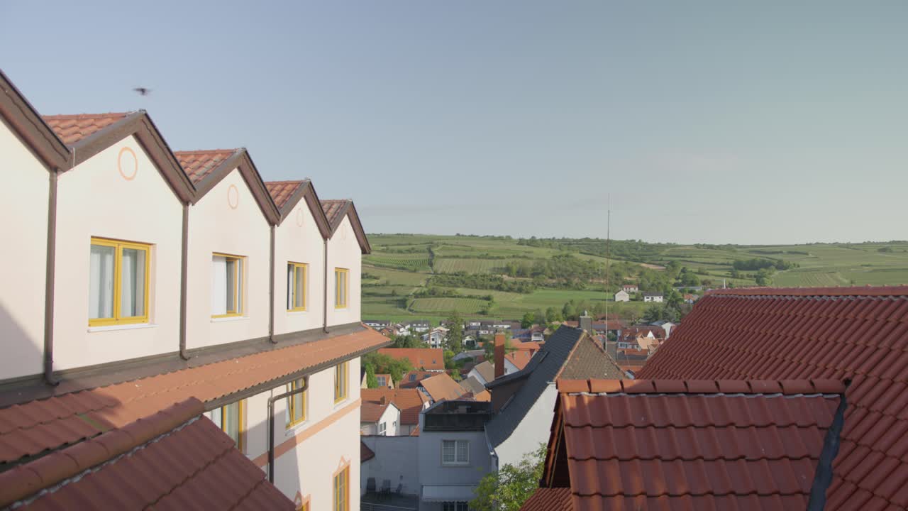 독일 시골 의 아름다운 전통적 인 바바리아 가정 에서 날아오는 새