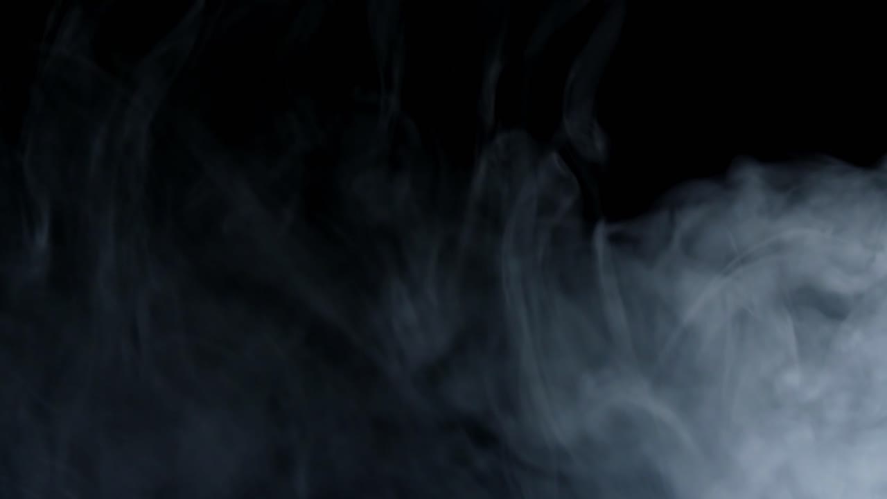 Esplosione di fumo bianca astratta su sfondo nero