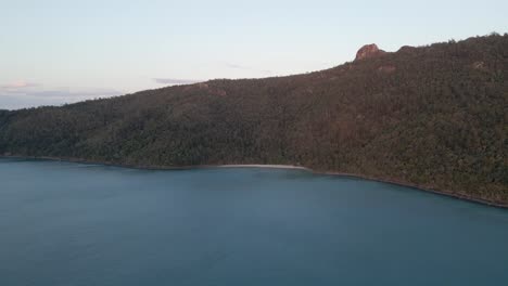 Bewaldeter-Hügel-Und-Ruhige-Bucht-In-Hook-Island-Bei-Sonnenuntergang