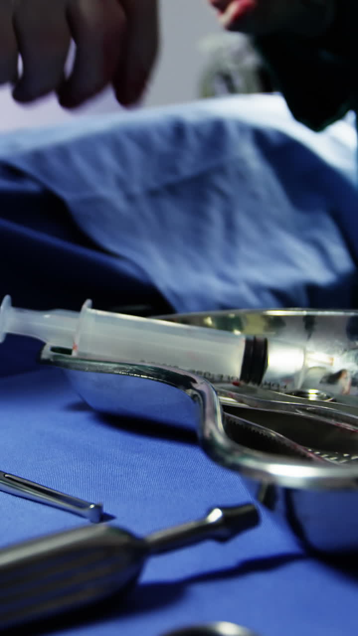 cirujanos que realizan una operación en la sala de operaciones